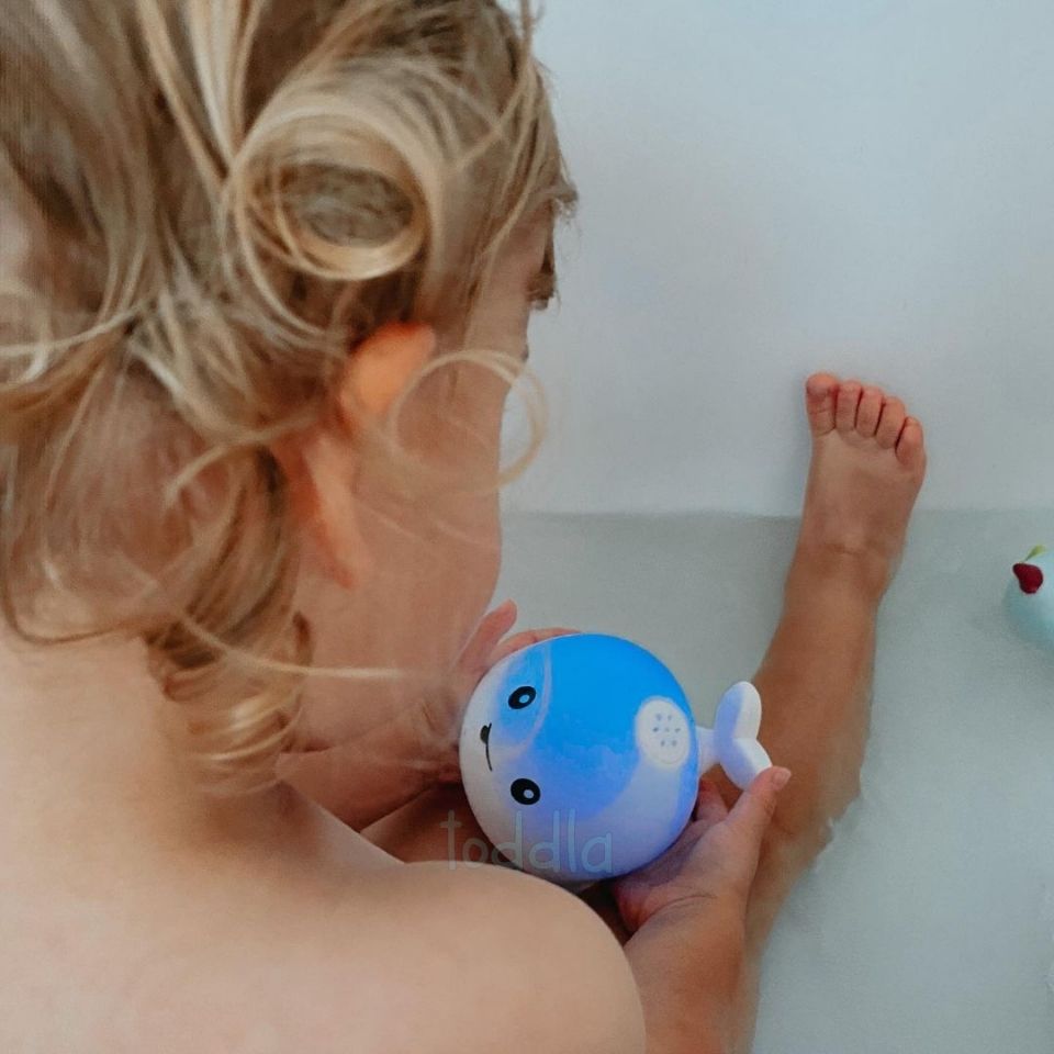 PequeNido™ Juguete de baño con ballena – Diversión salpicante para la hora del baño